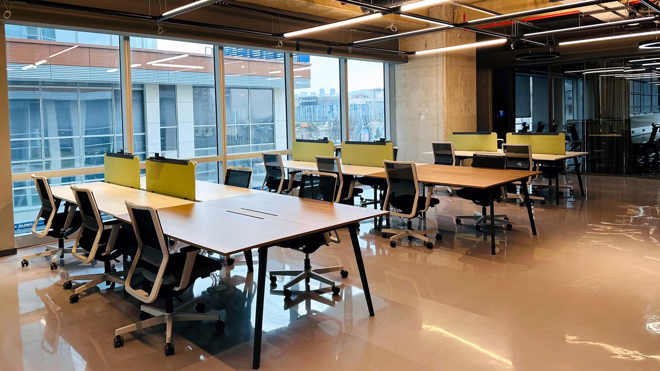 Ardventure Tekmer çalışma ortamında yer alan sabit masa düzeni