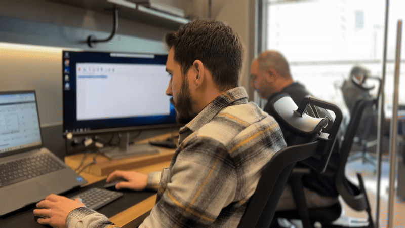 Hazır ofis içinde yer alan it departmanını gösteren gif