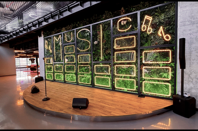 Ardventure ankara ofisinde yer alan müzik sahnesi