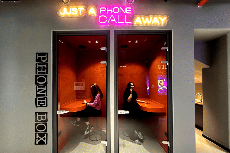 Ardventure ankara ofisinde kullanılan telefon kulübesi